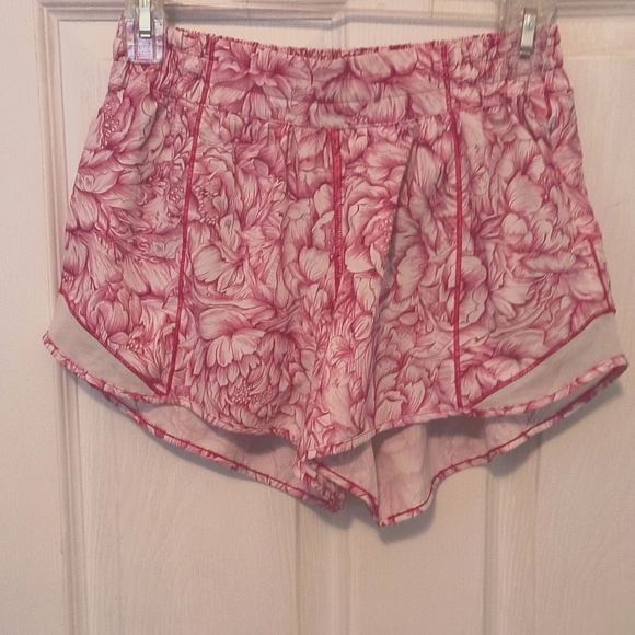 Lululemon Pink Floral Bloom Hotty Hot Short II Lined Shorts Size 6 Tall - Picture 3 of 6